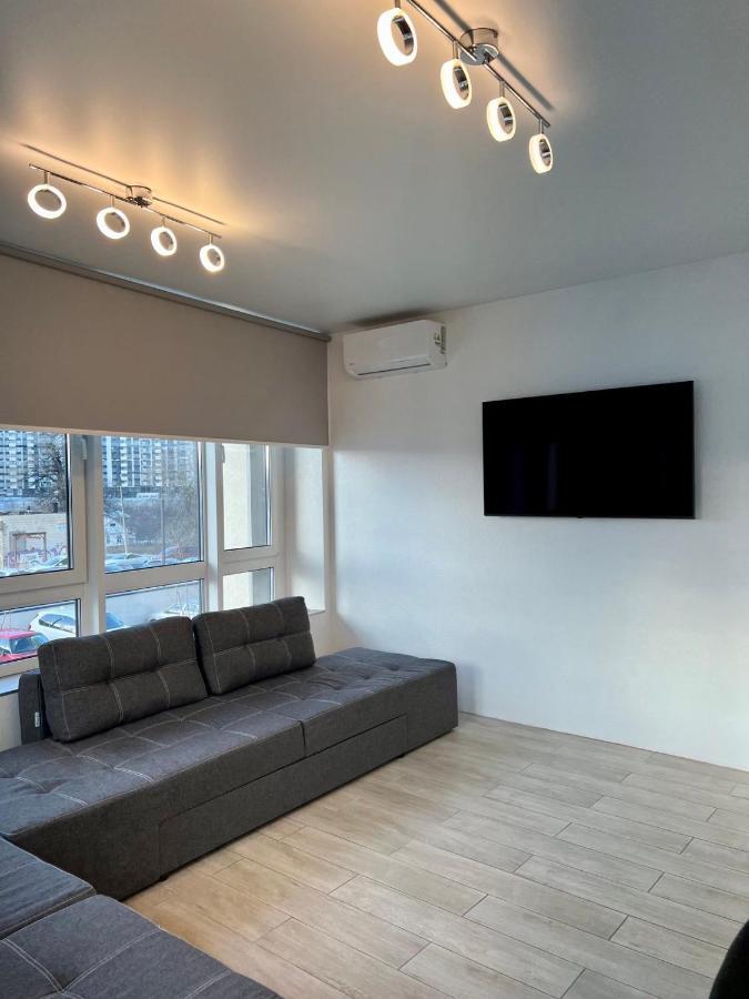 New 3 Rooms Apartment Near The Metro Station Kiev Bagian luar foto